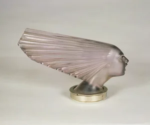 &39;Victoire&39;, O espírito do vento, mascote de carro de vidro fosco e claro, com tom de ametista pálido, por Rene Lalique (1860-1945)